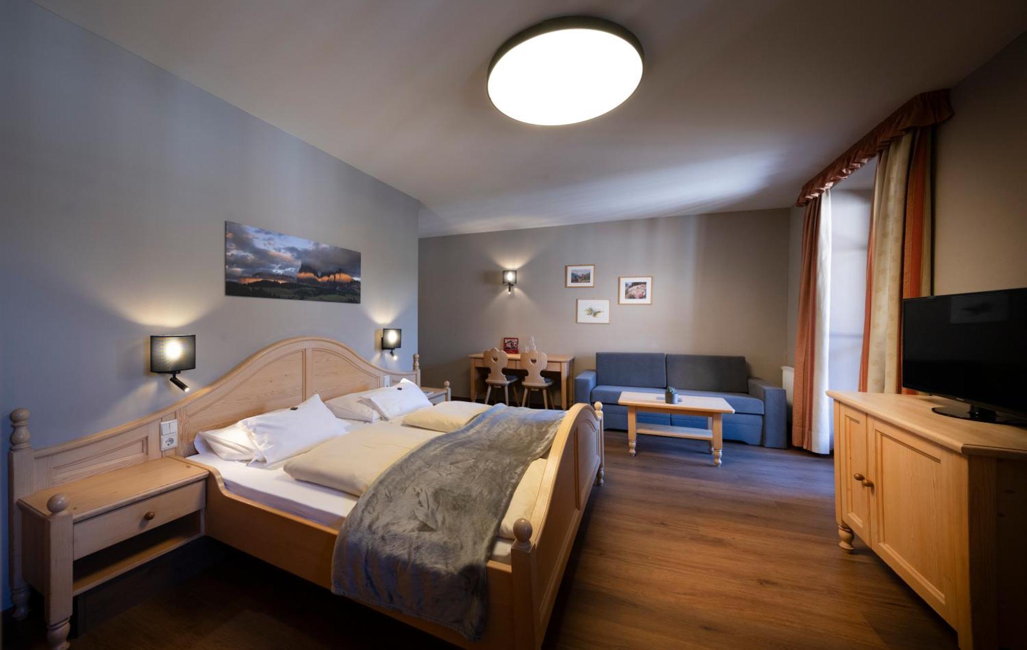 Hotel Zum Turm カステルロット エクステリア 写真