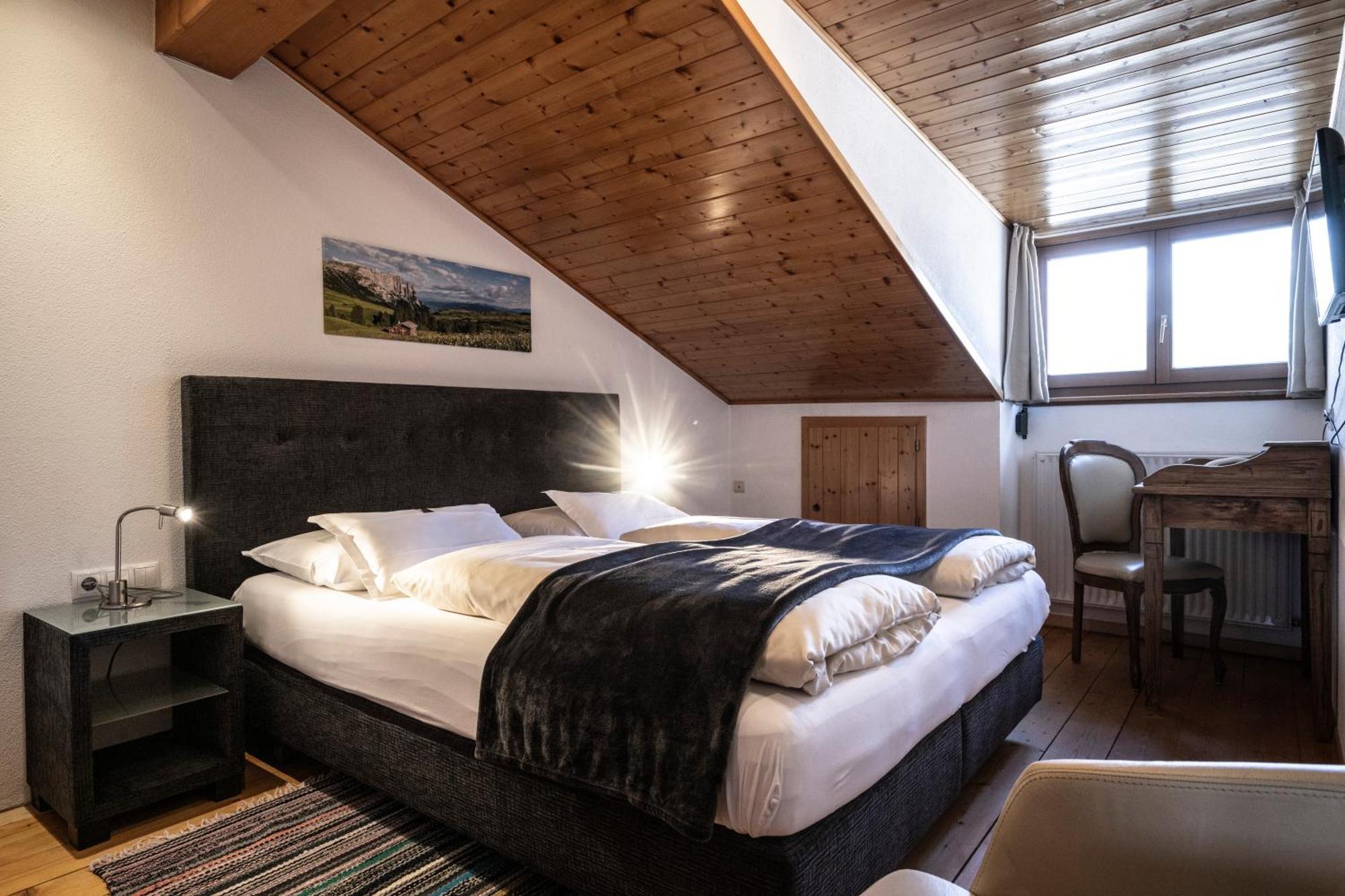 Hotel Zum Turm カステルロット エクステリア 写真